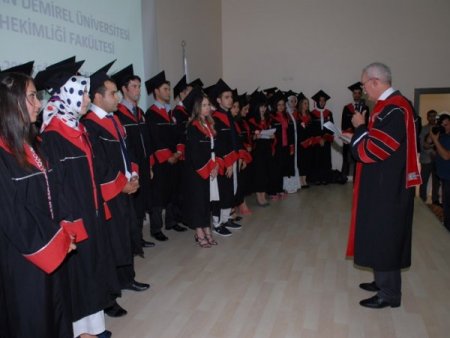 Sdü Diş Hekimliği Fakültesi'nden 33 Diş Hekimi Mezun Oldu