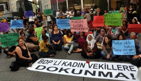 Sebahat Tuncel’e destek için oturma eylemi yaptılar