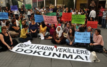 Sebahat Tuncel’e destek için oturma eylemi yaptılar