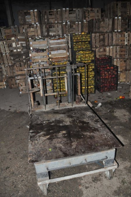 Sebze haline uçaksavar mermisi isabet etti