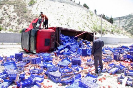Sebze Kamyonu Kavşakta Devrildi, Domatesler Yere Saçıldı