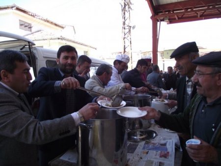 Şefaatli’de Etli Pilav Dağıtıldı