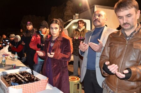 Şefkat Tepe oyuncuları kandili sette kutladı