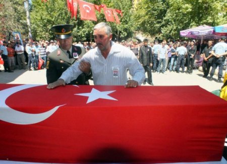 Şehidin babası: Hakkını helal et oğlum, onları sevindirmemek için ağlamayacağım