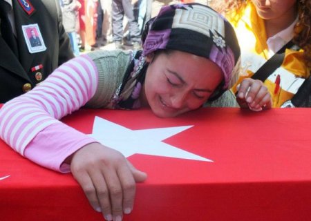 Şehidin babası: Hakkını helal et oğlum, onları sevindirmemek için ağlamayacağım