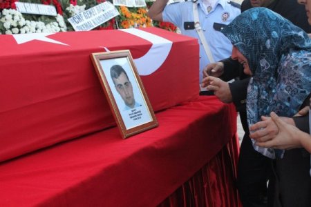 Şehidin kepini takan acılı eş: Ben de polis olacağım aşkım