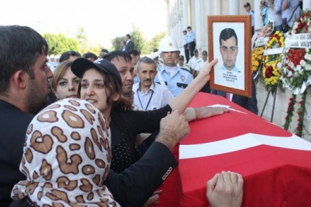 Şehidin kepini takan acılı eş: Ben de polis olacağım aşkım