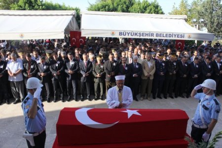 Şehidin kepini takan acılı eş: Ben de polis olacağım aşkım