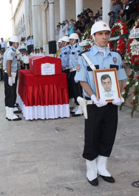 Şehidin kepini takan acılı eş: Ben de polis olacağım aşkım