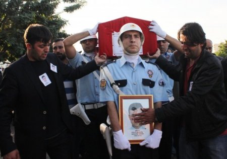 Şehidin kepini takan acılı eş: Ben de polis olacağım aşkım