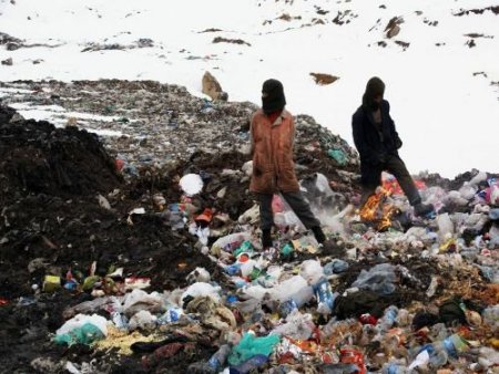 Şehir Çöplüğü, Yoksul Aile Çocuklarının Yaşam Alanı Oldu