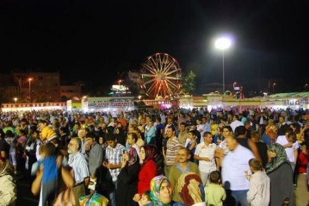 Şehir Merkezine Getirilen Lunapark Ramazanı Renklendirdi