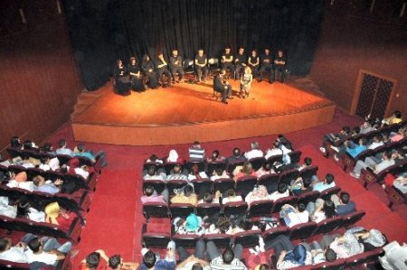 Şehir Tiyatrosu atölye öğrencileri ilk oyunları 'Öteki'yi sahneledi
