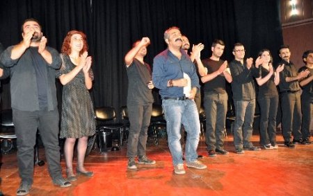 Şehir Tiyatrosu atölye öğrencileri ilk oyunları 'Öteki'yi sahneledi