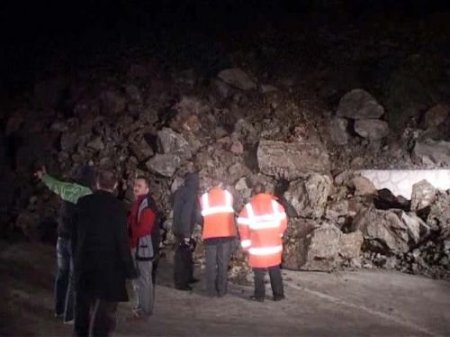 Şehirlerarası Karayoluna Dev Kayalar Yuvarlandı