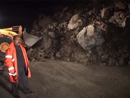 Şehirlerarası Karayoluna Dev Kayalar Yuvarlandı