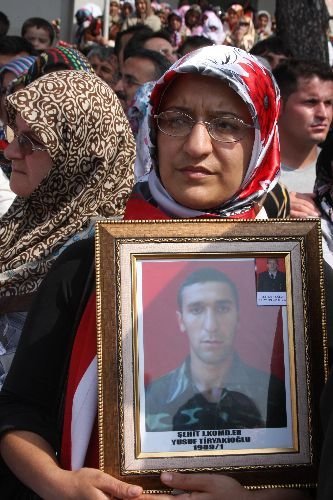 Şehit Ablası Kardeşinin Resmiyle Şehit Cenazelerine Katılıyor