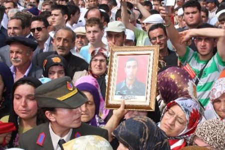 Şehit Ablası Kardeşinin Resmiyle Şehit Cenazelerine Katılıyor