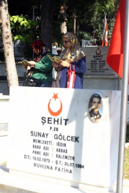 Şehit aileleri, arife günü şehitlerinin yanına koştu