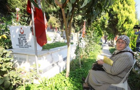 Şehit aileleri, arife günü şehitlerinin yanına koştu