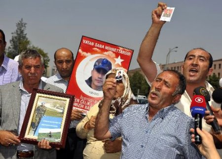 Şehit Aileleri, Yaş Toplantısının Yapıldığı Karargah Önünde Hesap Sordu