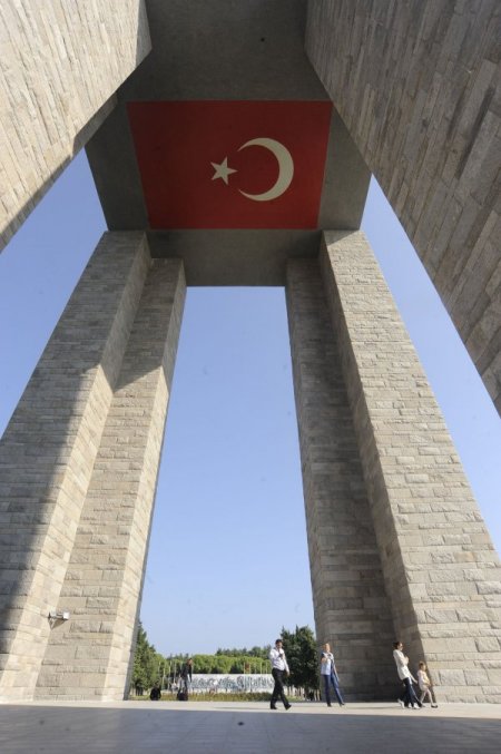 Şehit ailelerine Çanakkale Şehitliği ücretsiz gezdirilecek