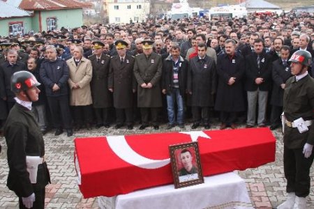 Şehit Anası Lastik Ayakkabı İle Oğlunu Uğurladı