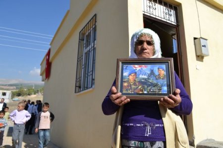 Şehit annesi, hayırsever işadamlarının yaptırdığı eve taşındı