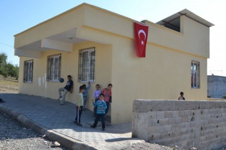 Şehit annesi, hayırsever işadamlarının yaptırdığı eve taşındı