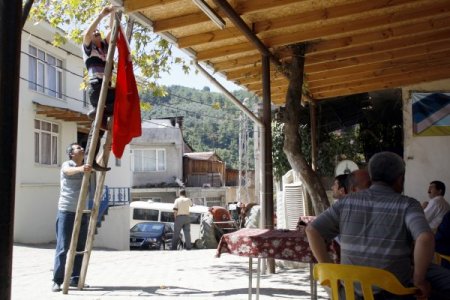 Şehit annesi ambulansla hastaneye kaldırıldı (2)