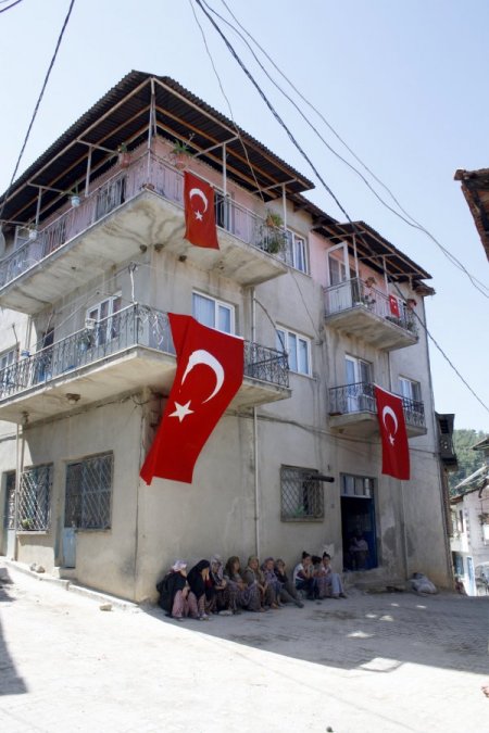 Şehit annesi ambulansla hastaneye kaldırıldı (2)