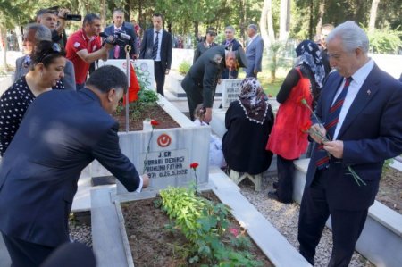 Şehit annesi mezarlığa oğlunun kuşuyla geldi