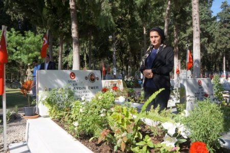 Şehit annesi mezarlığa oğlunun kuşuyla geldi