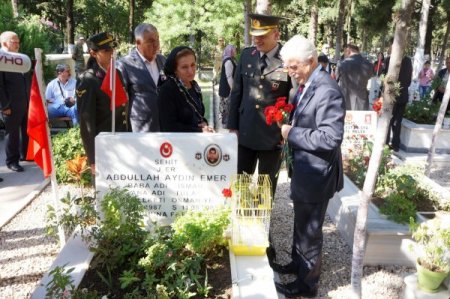 Şehit annesi mezarlığa oğlunun kuşuyla geldi