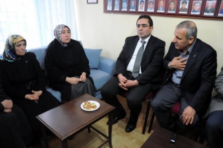 Şehit annesi: Terörist cenazesine katılan milletvekilleri içimizi sızlatıyor