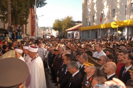 Şehit Astsubay Bekir Çavuş Kadirli'de toprağa verildi