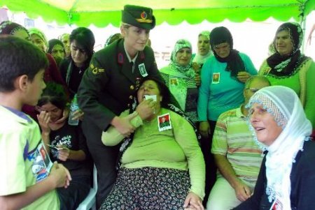 Şehit Astsubay Son Yolculuğuna Kürtçe Ağıtlarla Uğurladı