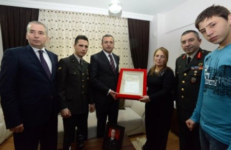 Şehit astsubayın ailesine şehadet belgesi verildi