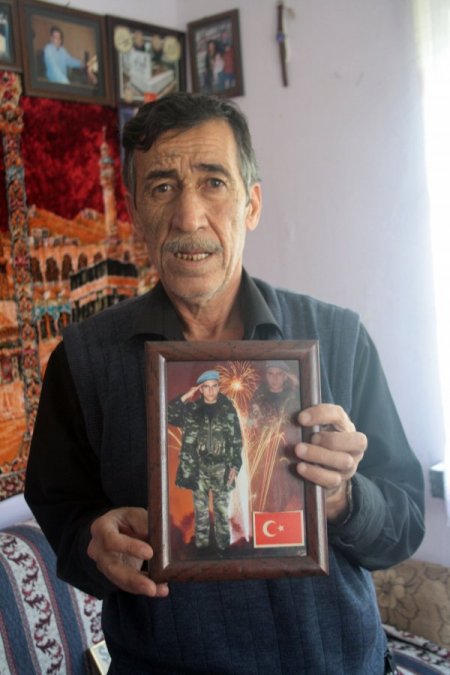 Şehit babası, oğlunun arkadaşı olduğunu söyleyen şahıs tarafından dolandırıldı