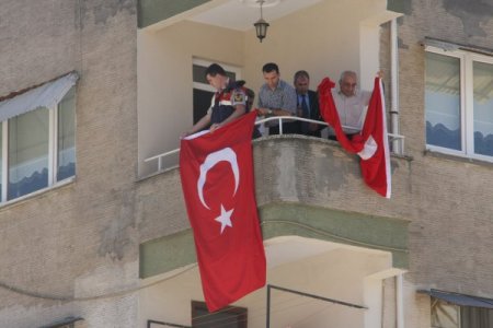 Şehit Binbaşı Dikmen'in Oturduğu Mahalle Türk Bayraklarıyla Donatıldı