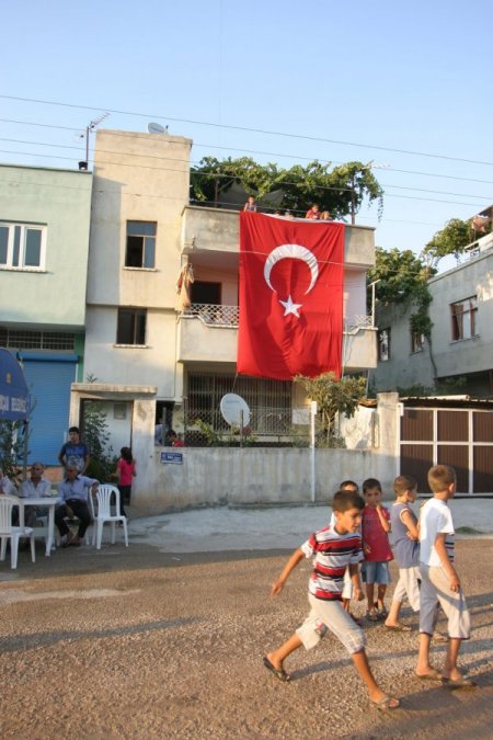 Şehit çavuşun baba evine ateş düştü