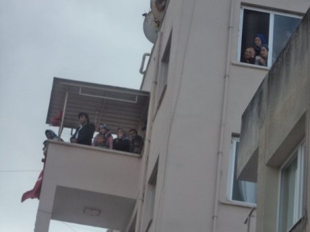 Şehit cenazesi getirilen Kuşadası'nda yürüyüş yapıldı