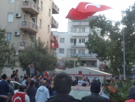Şehit cenazesi getirilen Kuşadası'nda yürüyüş yapıldı