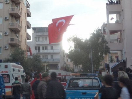 Şehit cenazesi getirilen Kuşadası'nda yürüyüş yapıldı