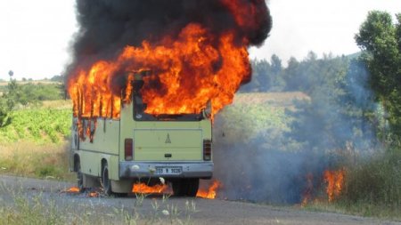 Şehit Cenazesine Giden Yolcu Minibüsü Alev Alev Yandı