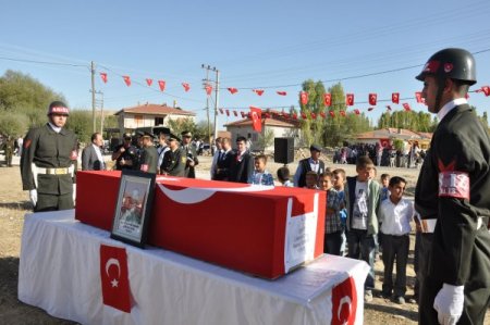 Şehit Demir, gözyaşları içinde toprağa verildi