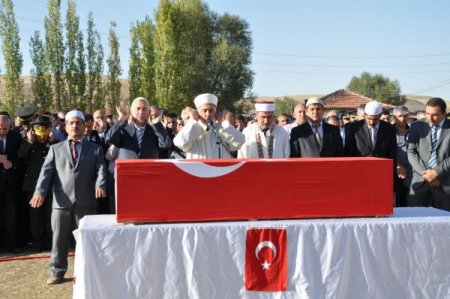Şehit Demir, gözyaşları içinde toprağa verildi