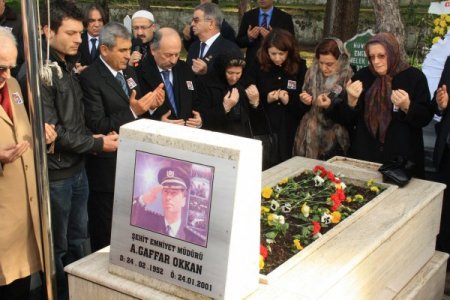 Şehit emniyet müdürü Okkan, mezarı başında anıldı