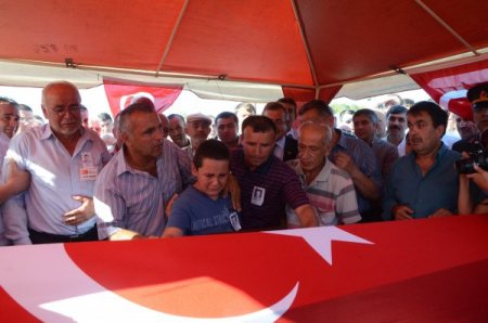 Şehit Emrah Kartal, gözyaşlarıyla toprağa verildi