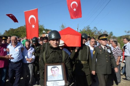 Şehit Emrah Kartal, gözyaşlarıyla toprağa verildi